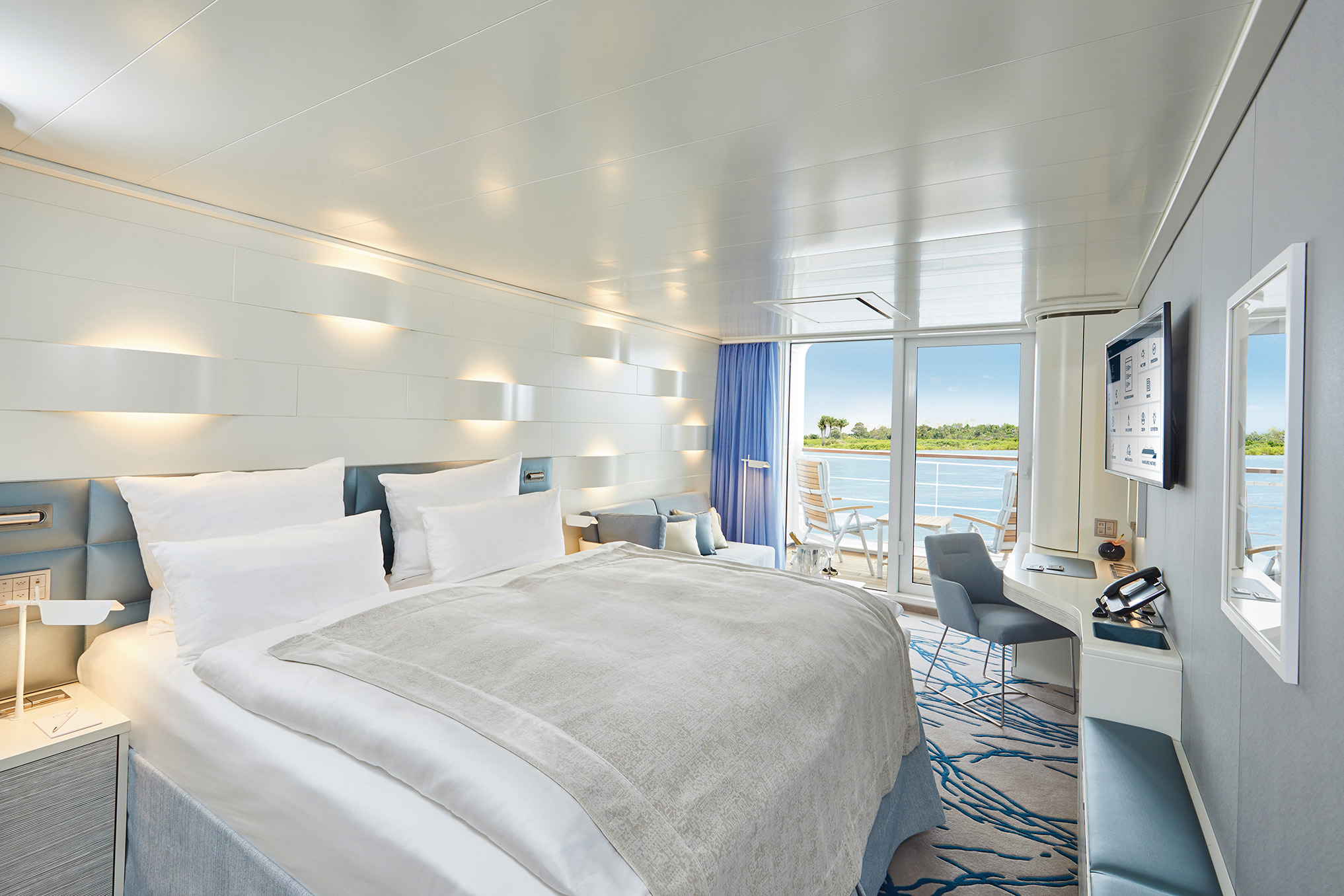 Hapag-Lloyd Cruises, Hanseatic InspirationBalkonkabine [ (c) Hapag-Lloyd-Cruises,Alle Bilder zur honorarfreien Nutzung mit dem vollständigen Bildnachweis "Hapag-Lloyd Cruises / Christian Wyrwa"  » Die Bilder dürfen nur im Rahmen einer Berichterstattung über Hapag-Lloyd Cruises verwendet werden, All Photos intended for editorial use. All image use free of charge. Photocredit: Hapag-Lloyd Cruises / Christian Wyrwa. ]